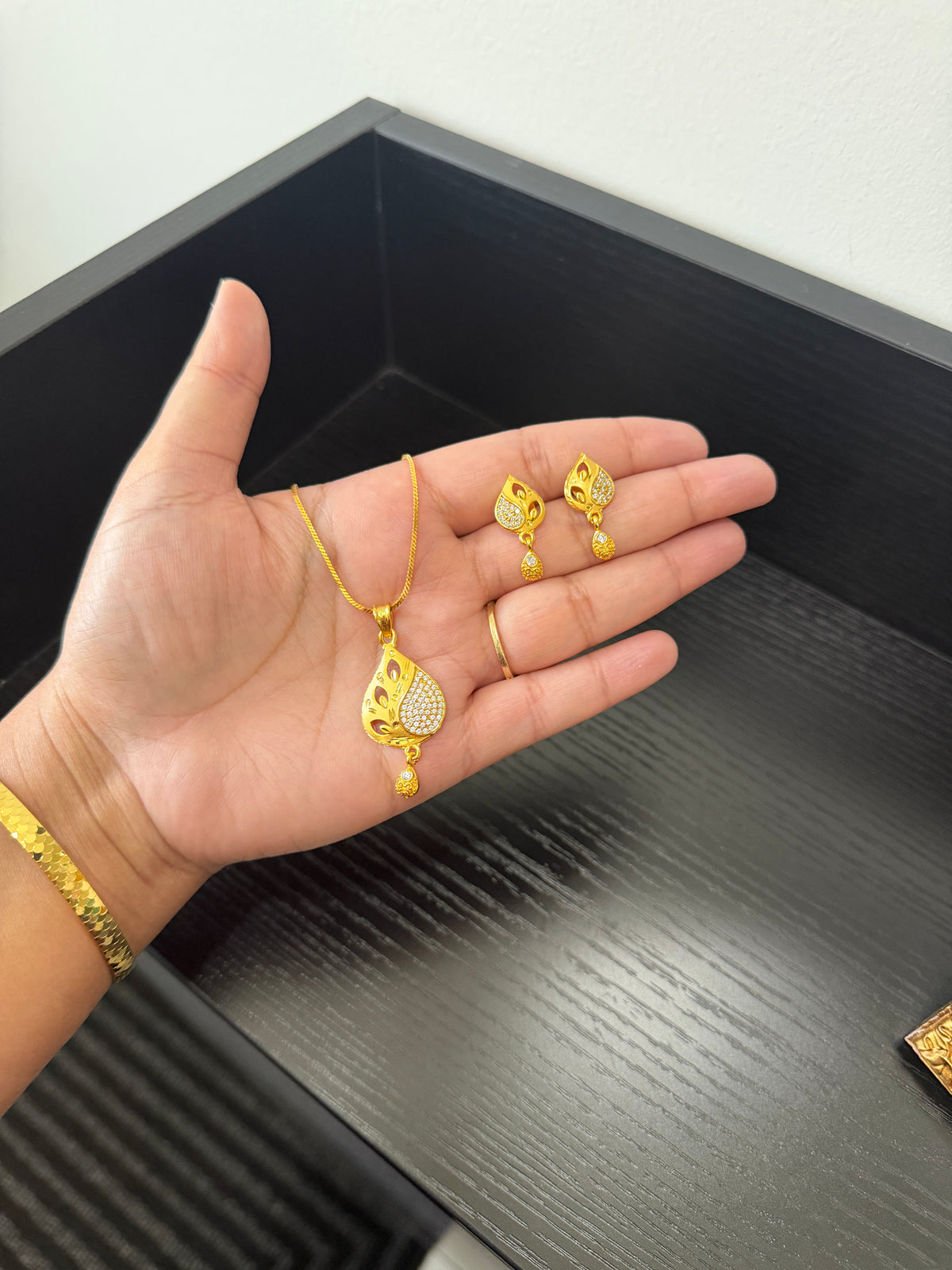 Sami Real Look Pendant Set