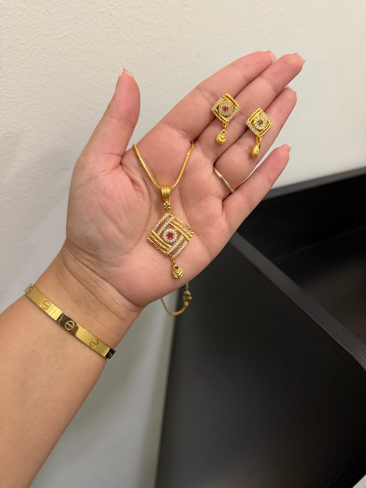 Gurnit Gold Plated Pendant Set