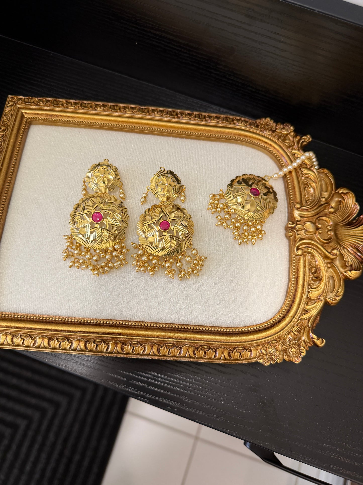 Manreet Traditional Earrings Tikka Set (Gold)