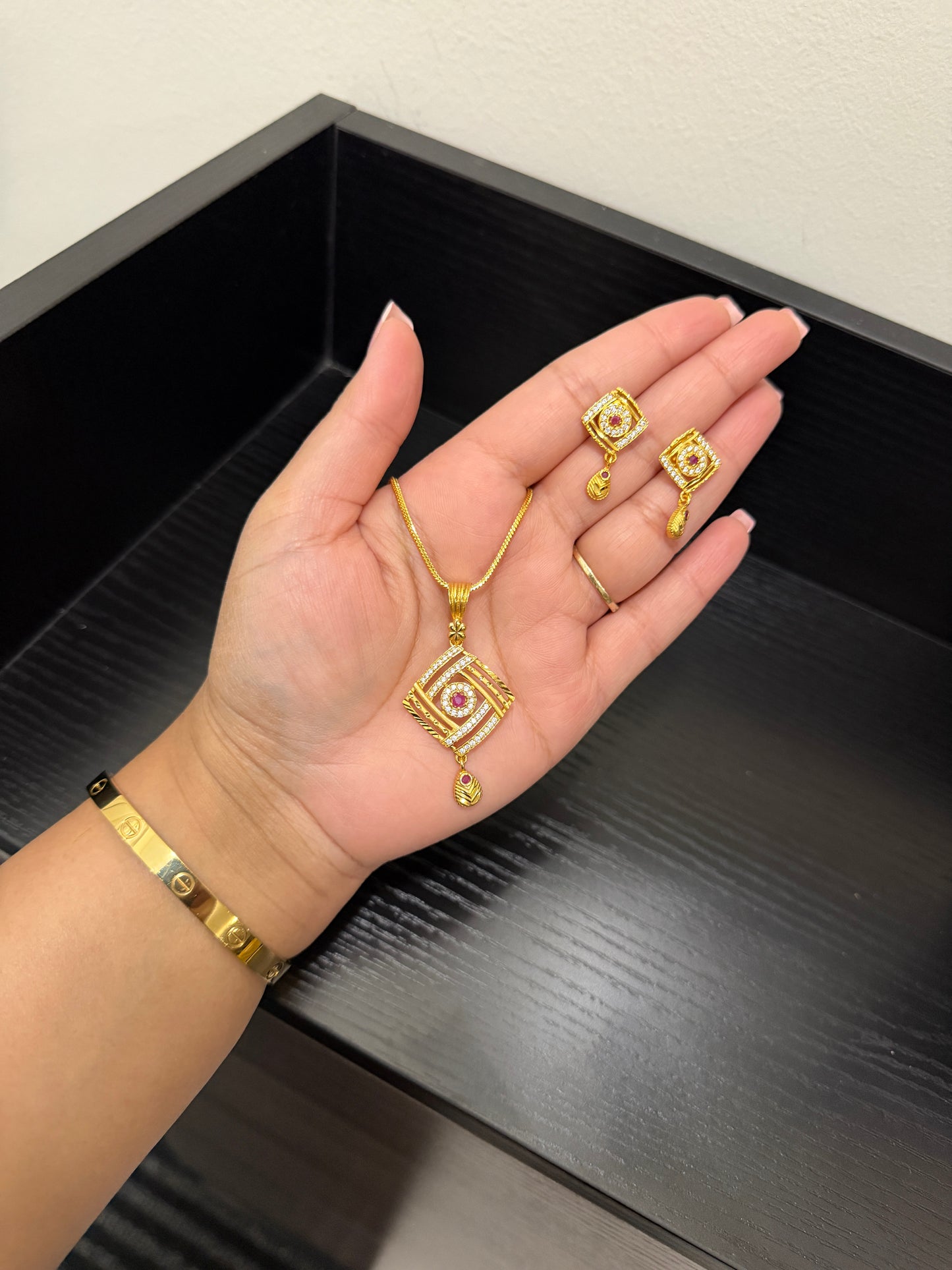 Gurnit Gold Plated Pendant Set
