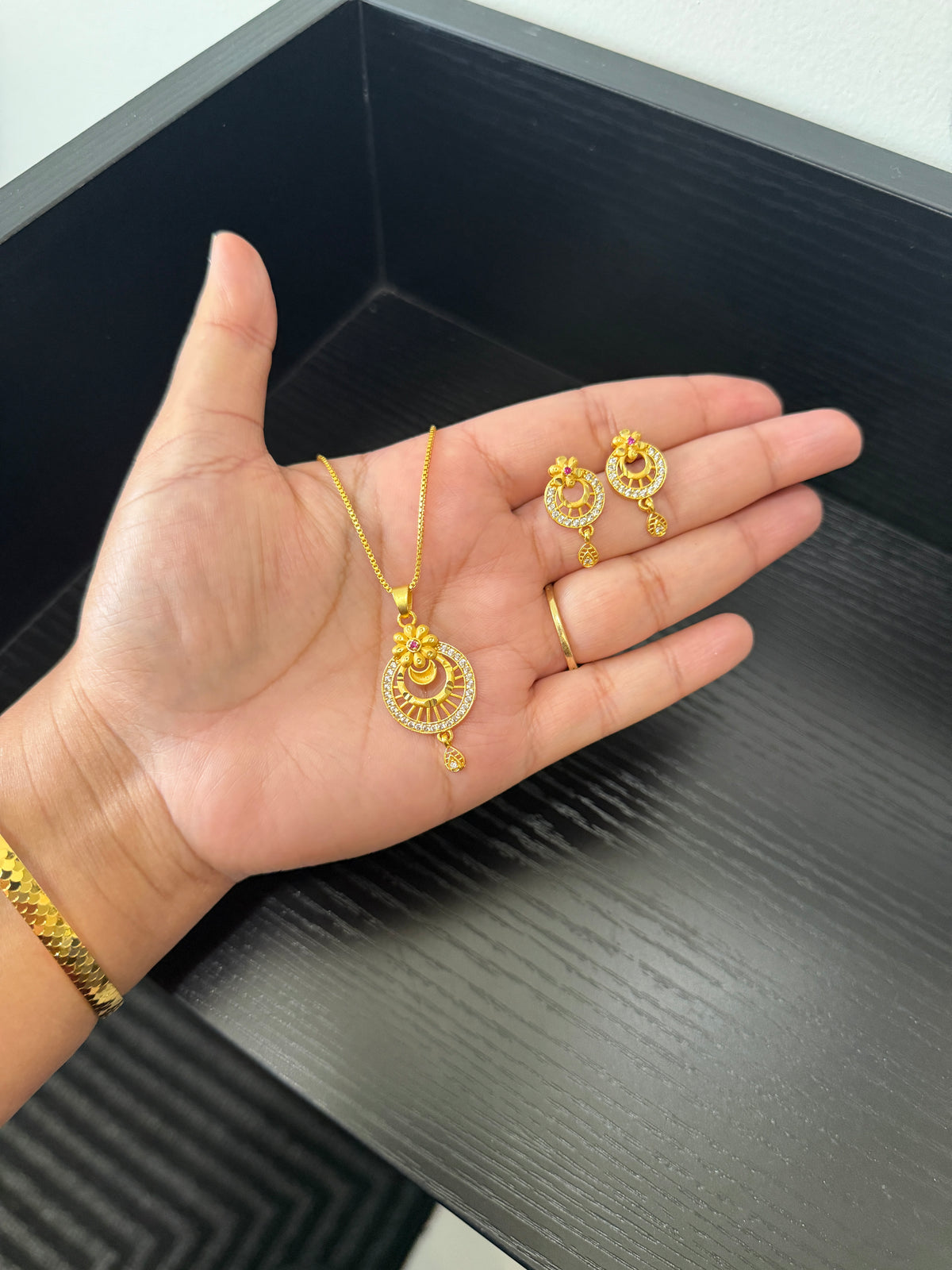 Supreet Real Look Pendant Set
