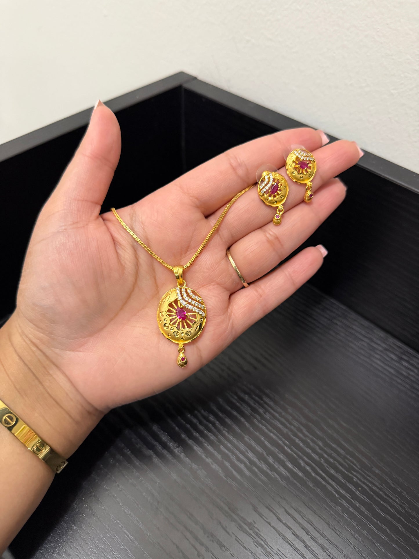 Niki Gold Plated Pendant Set