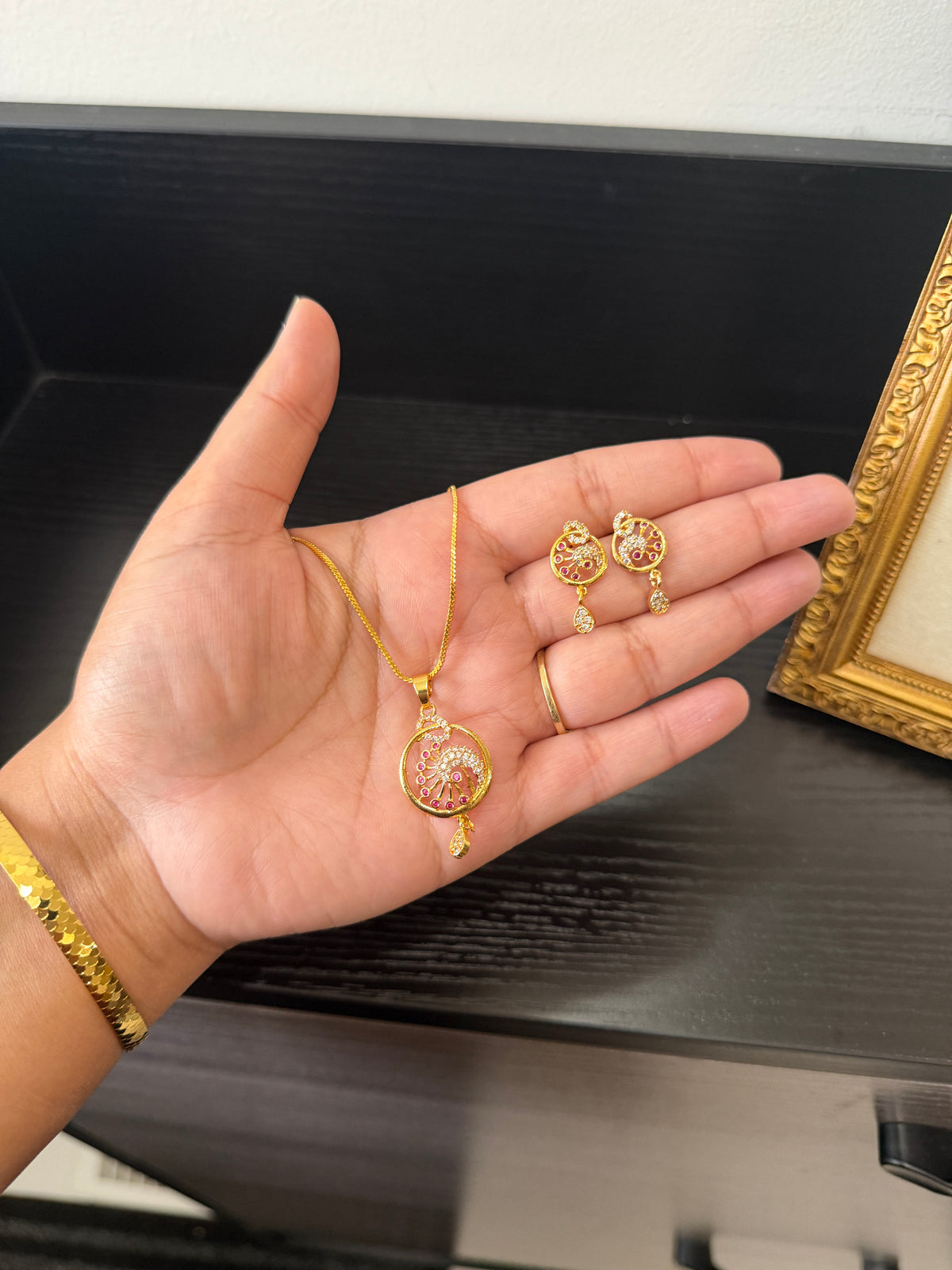 Anu Real Look Pendant Set