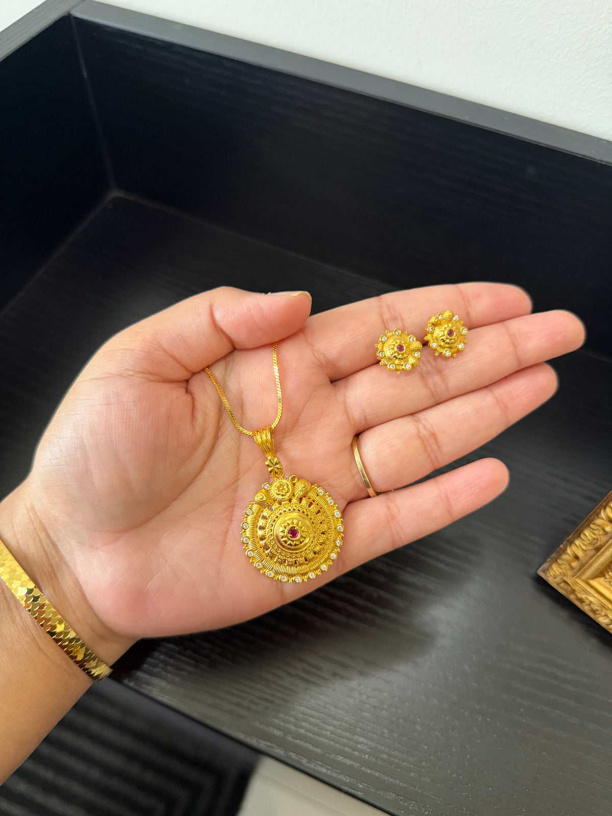 Kirat Gold Plated Pendant Set