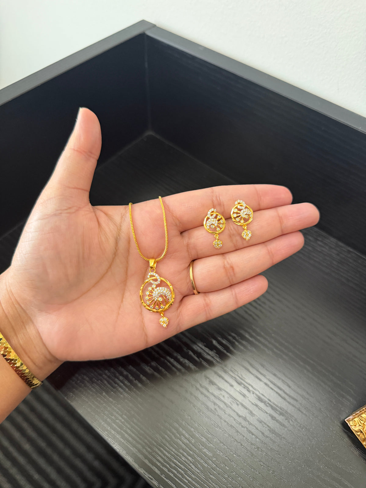 Anu Real Look Pendant Set (Gold)