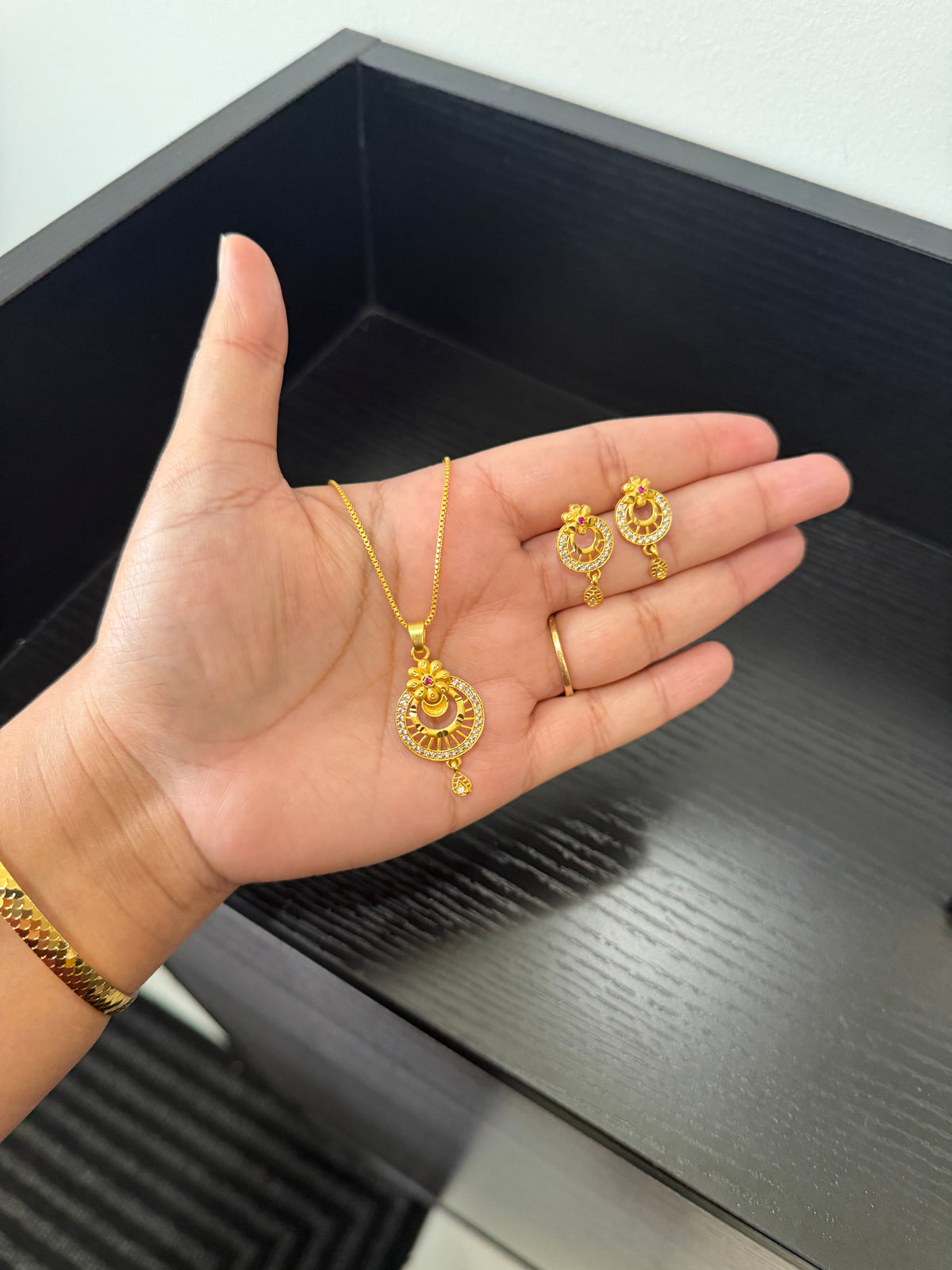Supreet Real Look Pendant Set