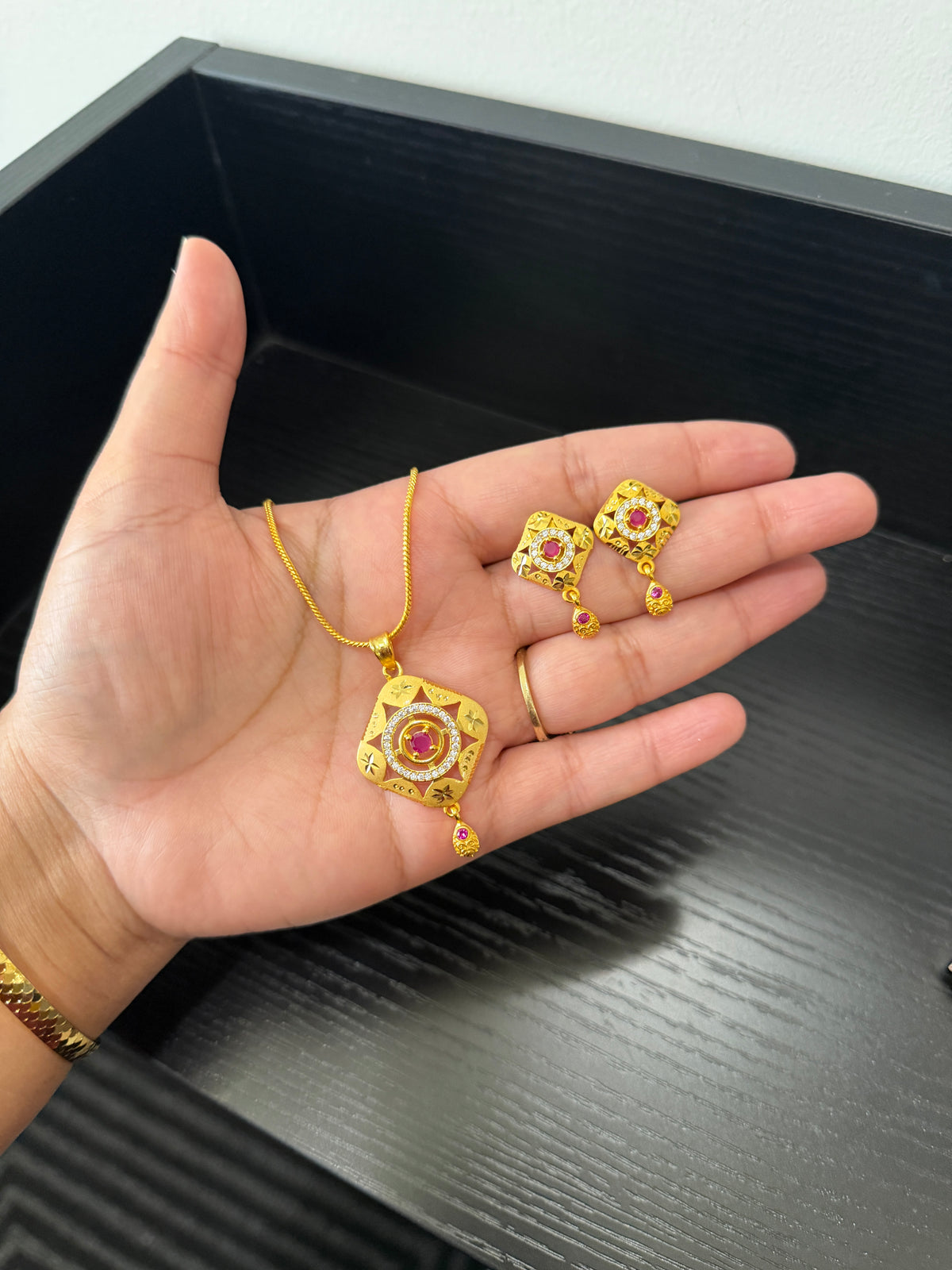 Jagneet Gold Plated Pendant Set