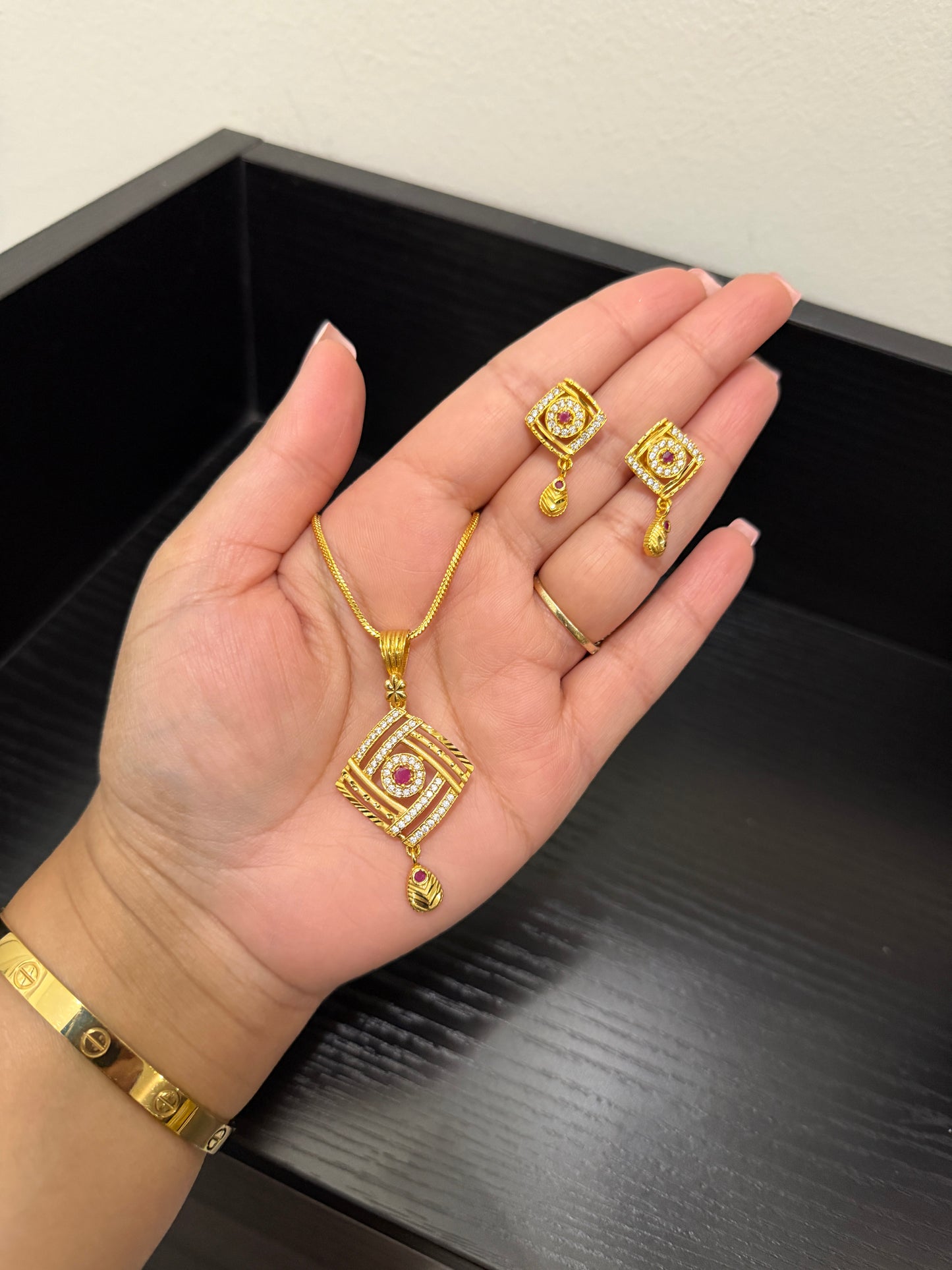 Gurnit Gold Plated Pendant Set