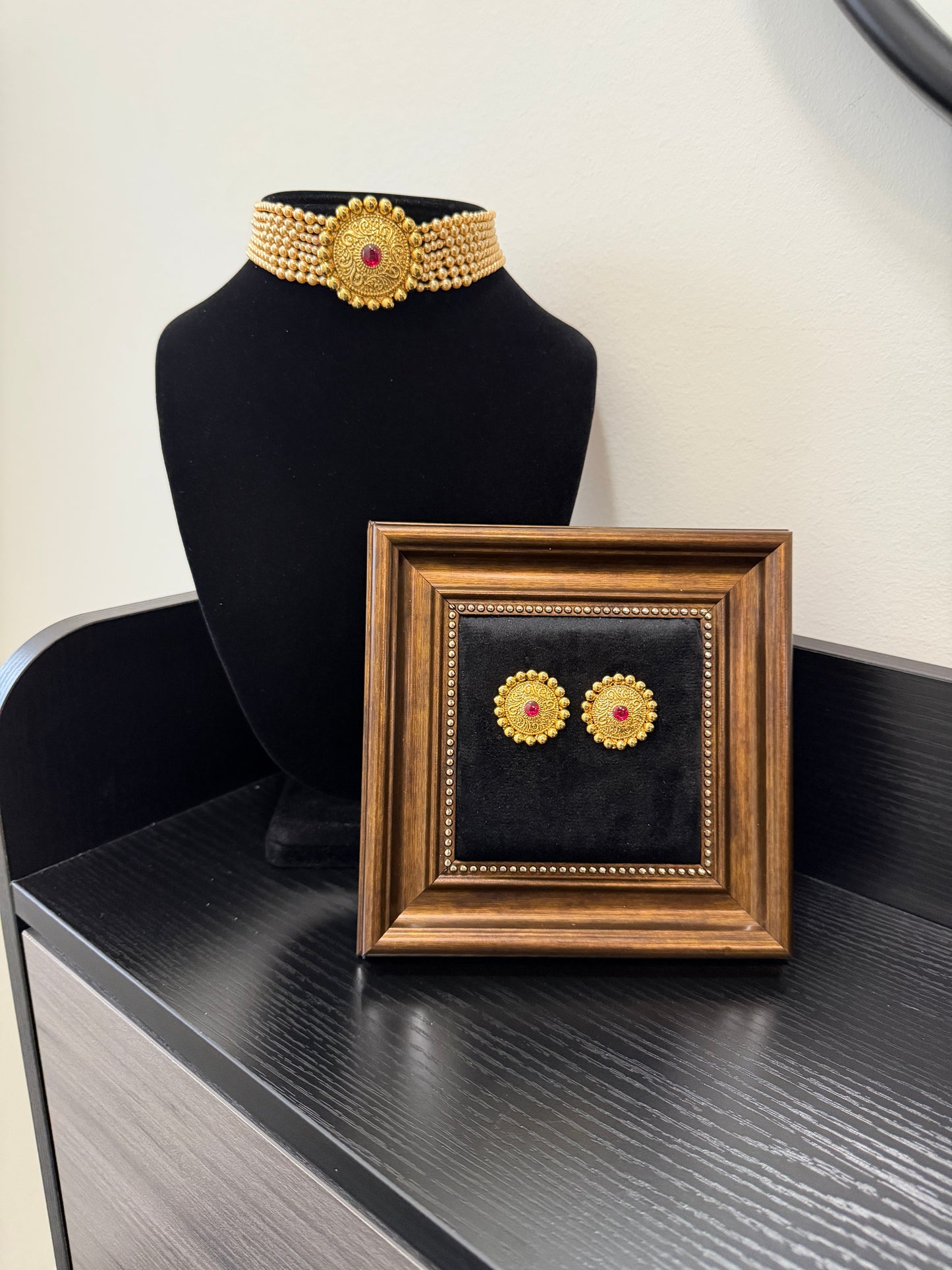 Amni Gold Plated Choker Set (Gold)