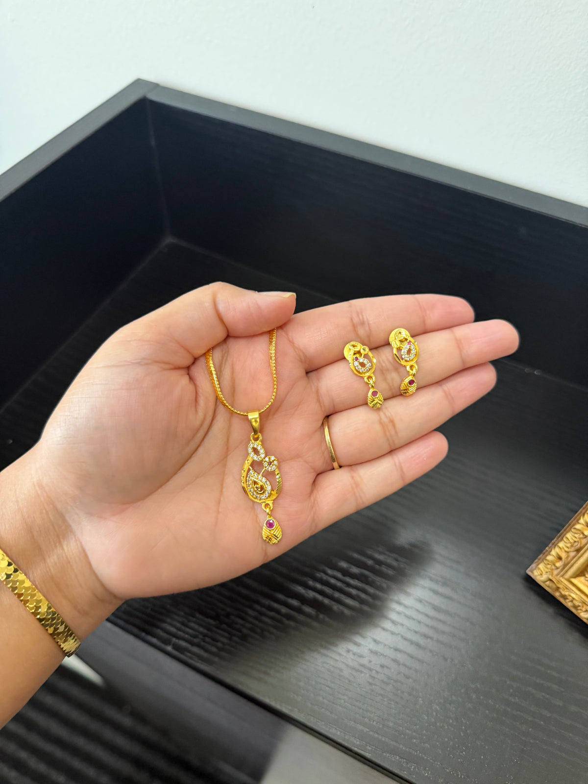 Heera Real Look Pendant Set