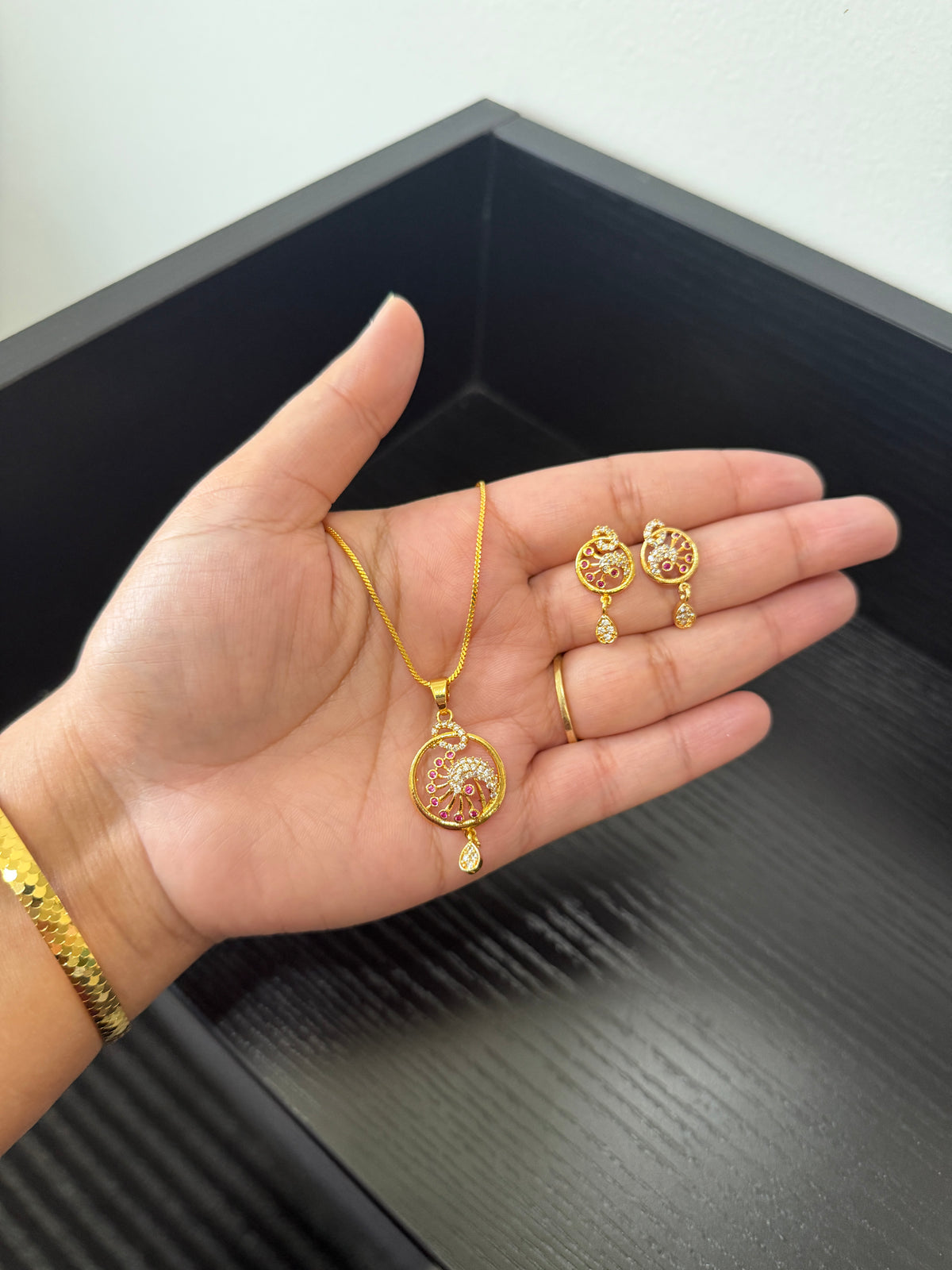 Anu Real Look Pendant Set