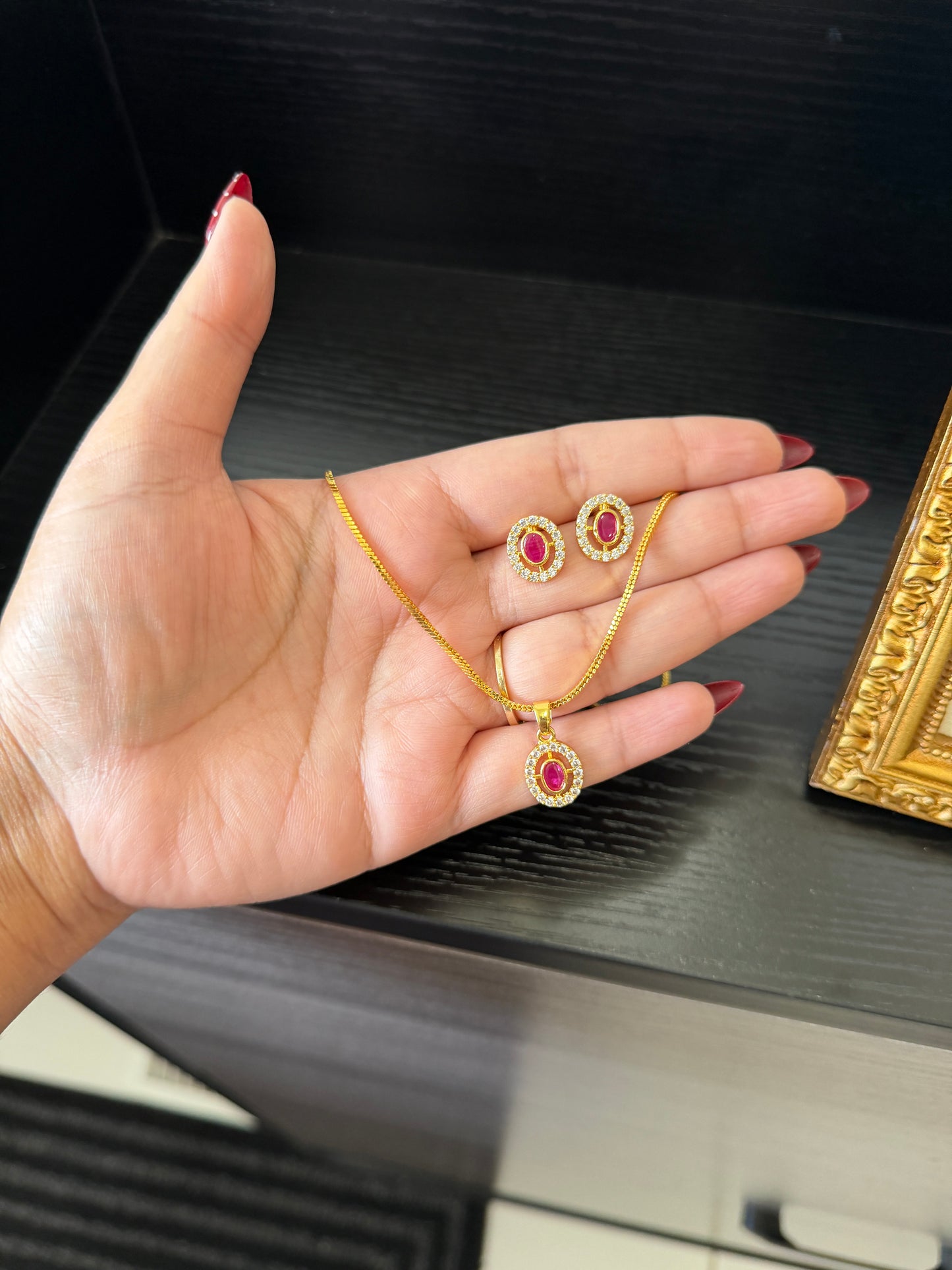 Taran Gold Plated Pendant Set (Oval)