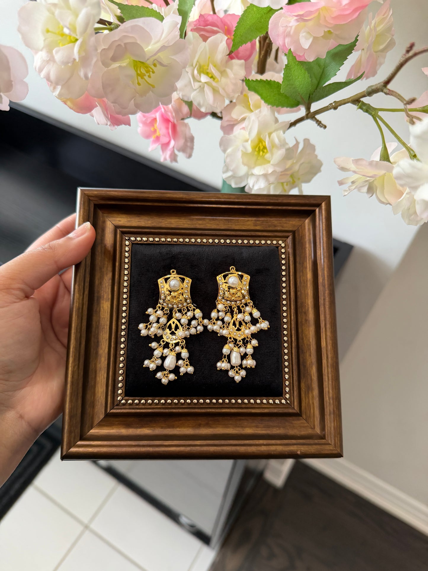 Simrat One Gram Gold Plated Jadau Earrings (Gold)