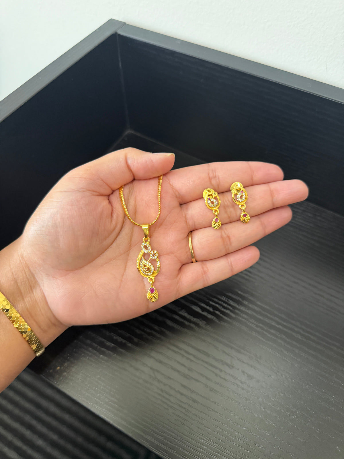Heera Real Look Pendant Set