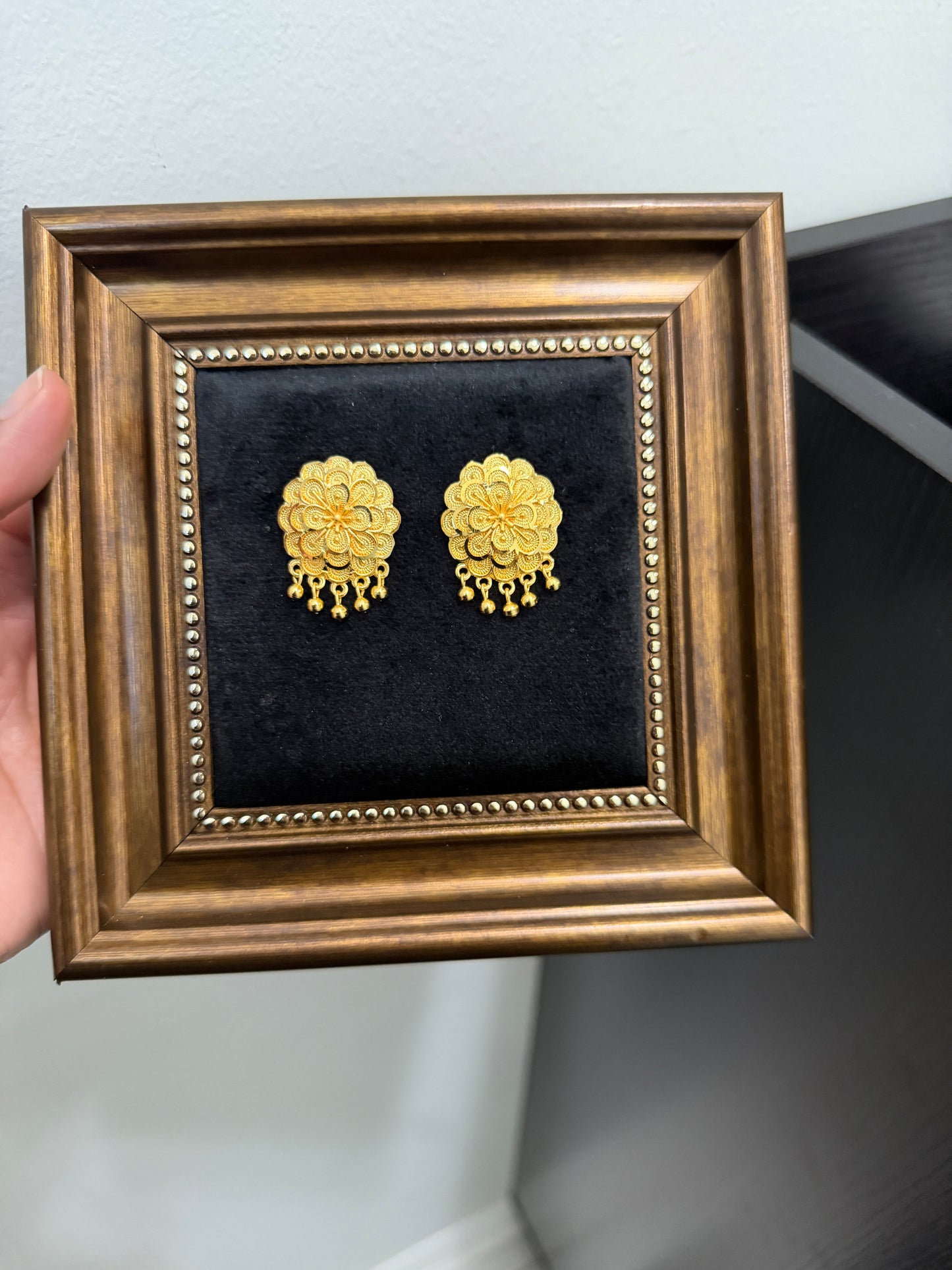 Jasnoor Gold Look Studs