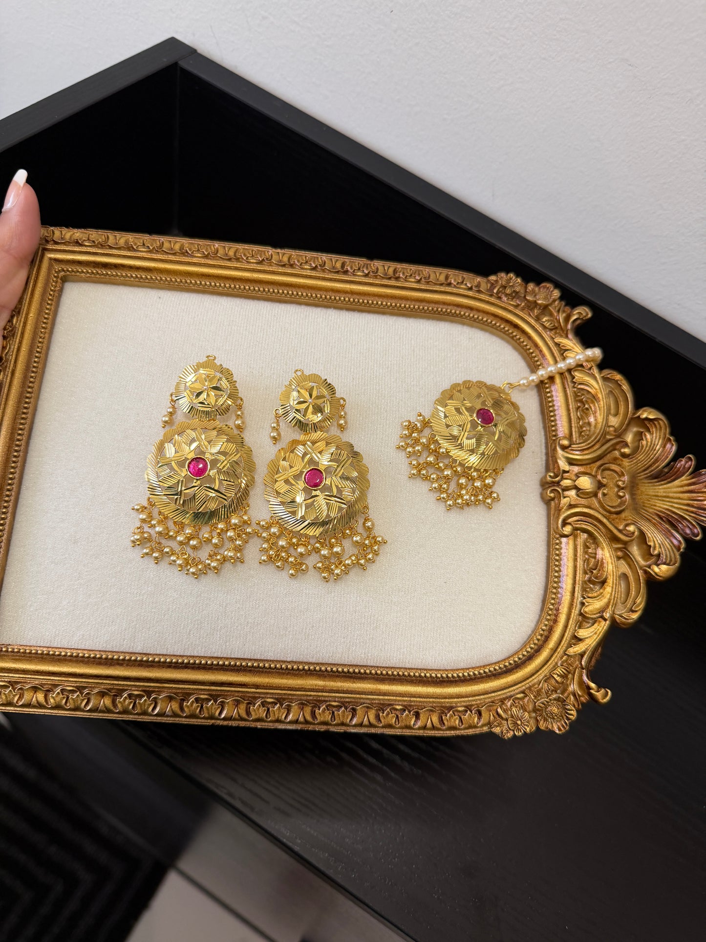 Manreet Traditional Earrings Tikka Set (Gold)