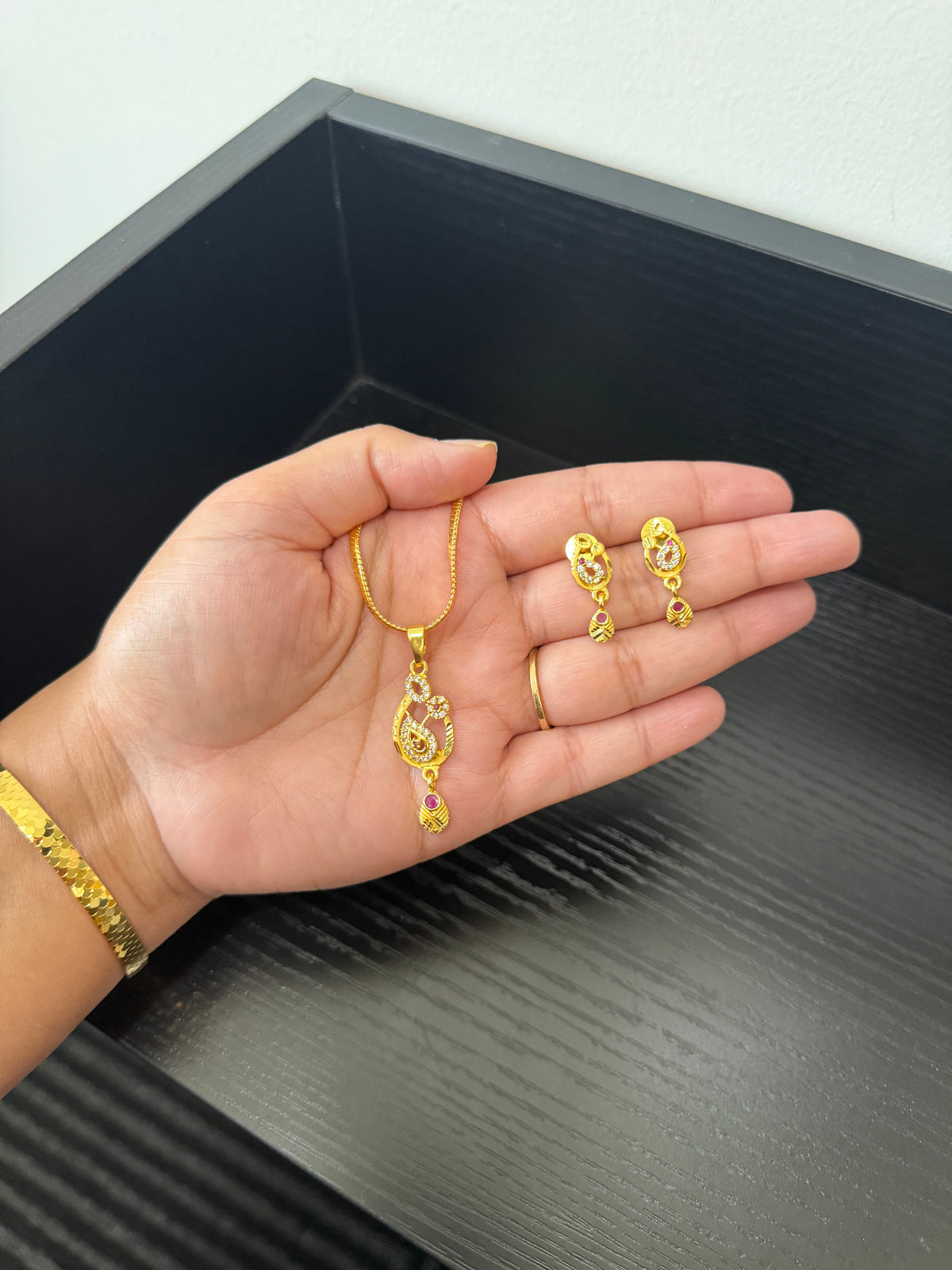Heera Real Look Pendant Set