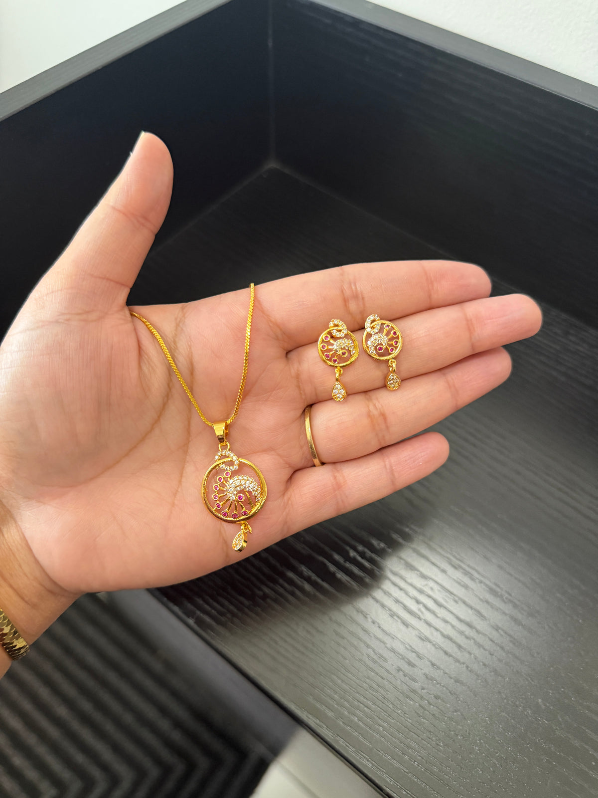 Anu Real Look Pendant Set