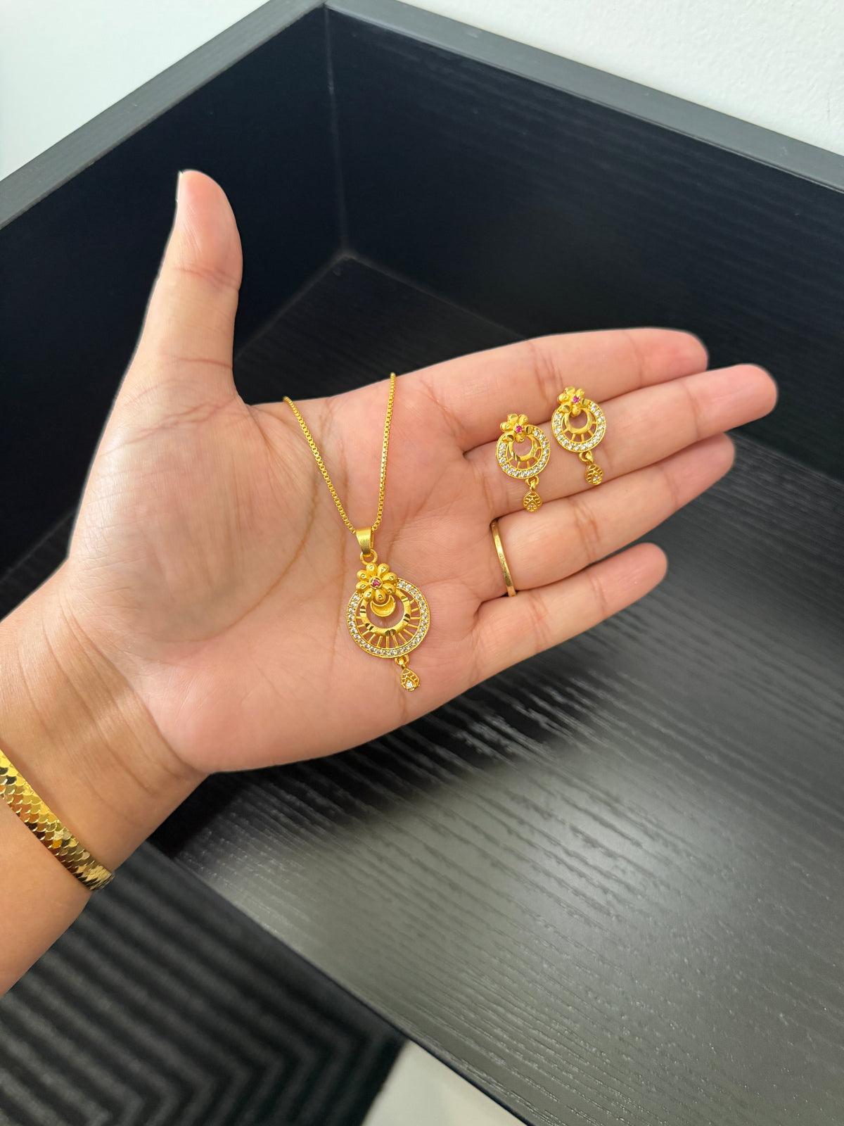 Supreet Real Look Pendant Set