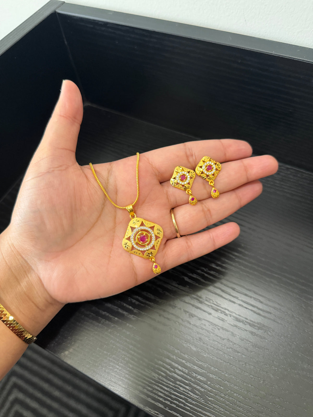 Jagneet Gold Plated Pendant Set