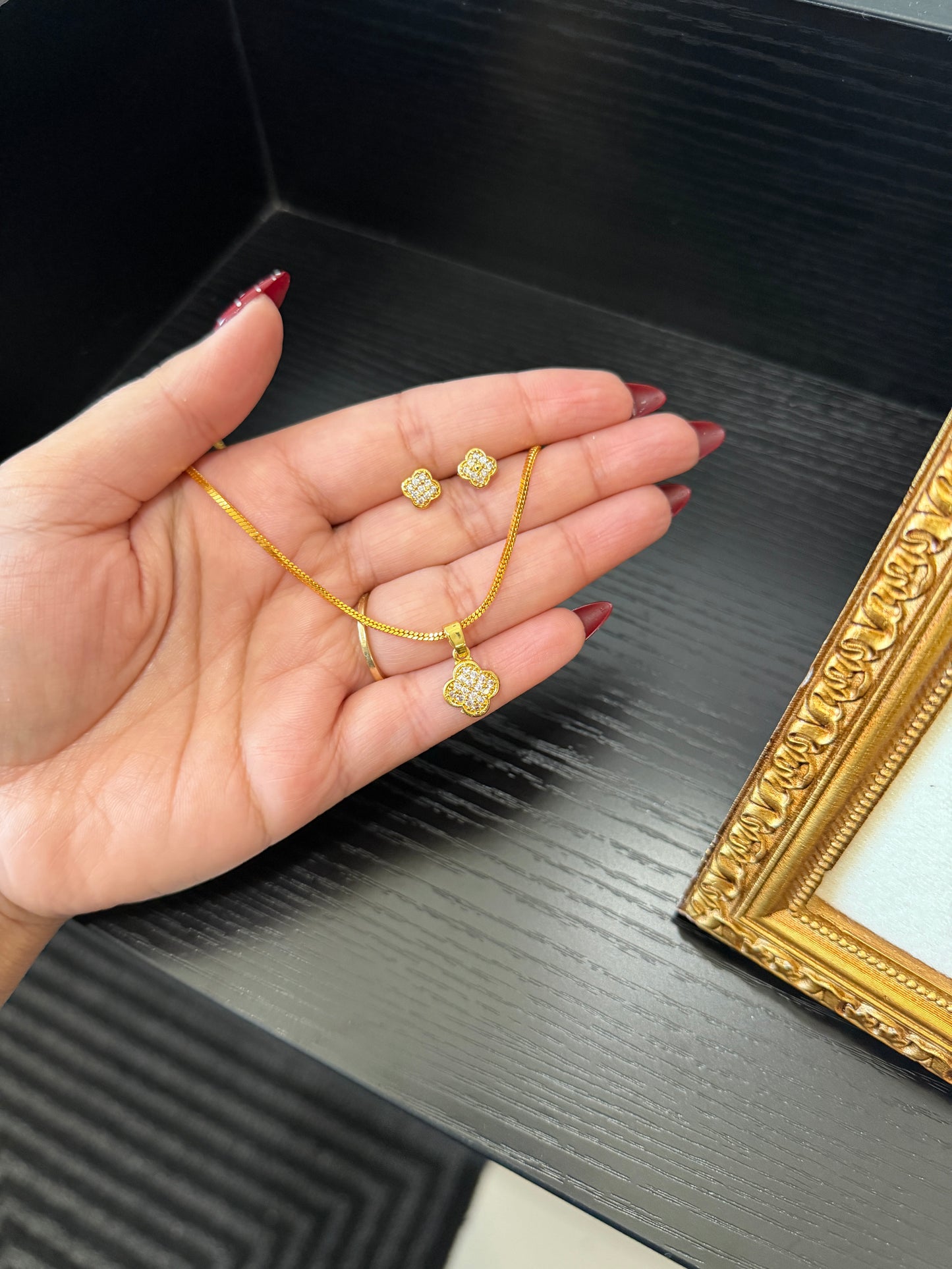 Kirat Gold Plated Pendant Set (Clover)