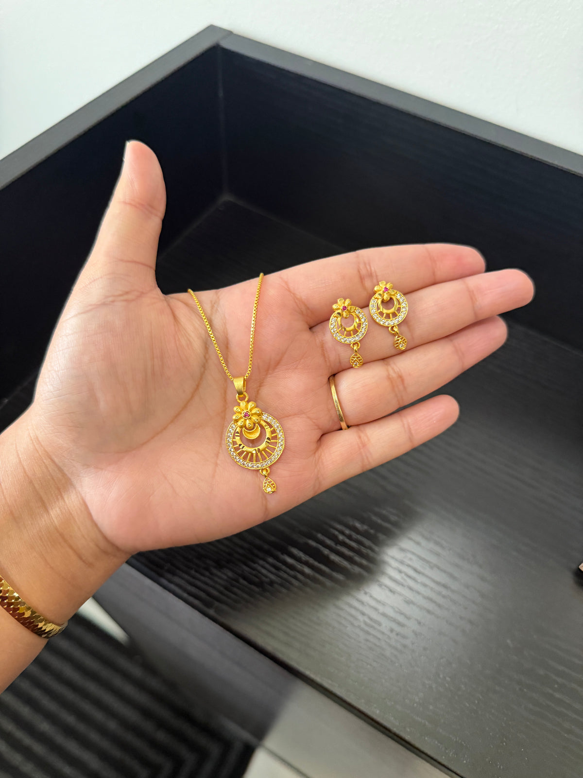 Supreet Real Look Pendant Set
