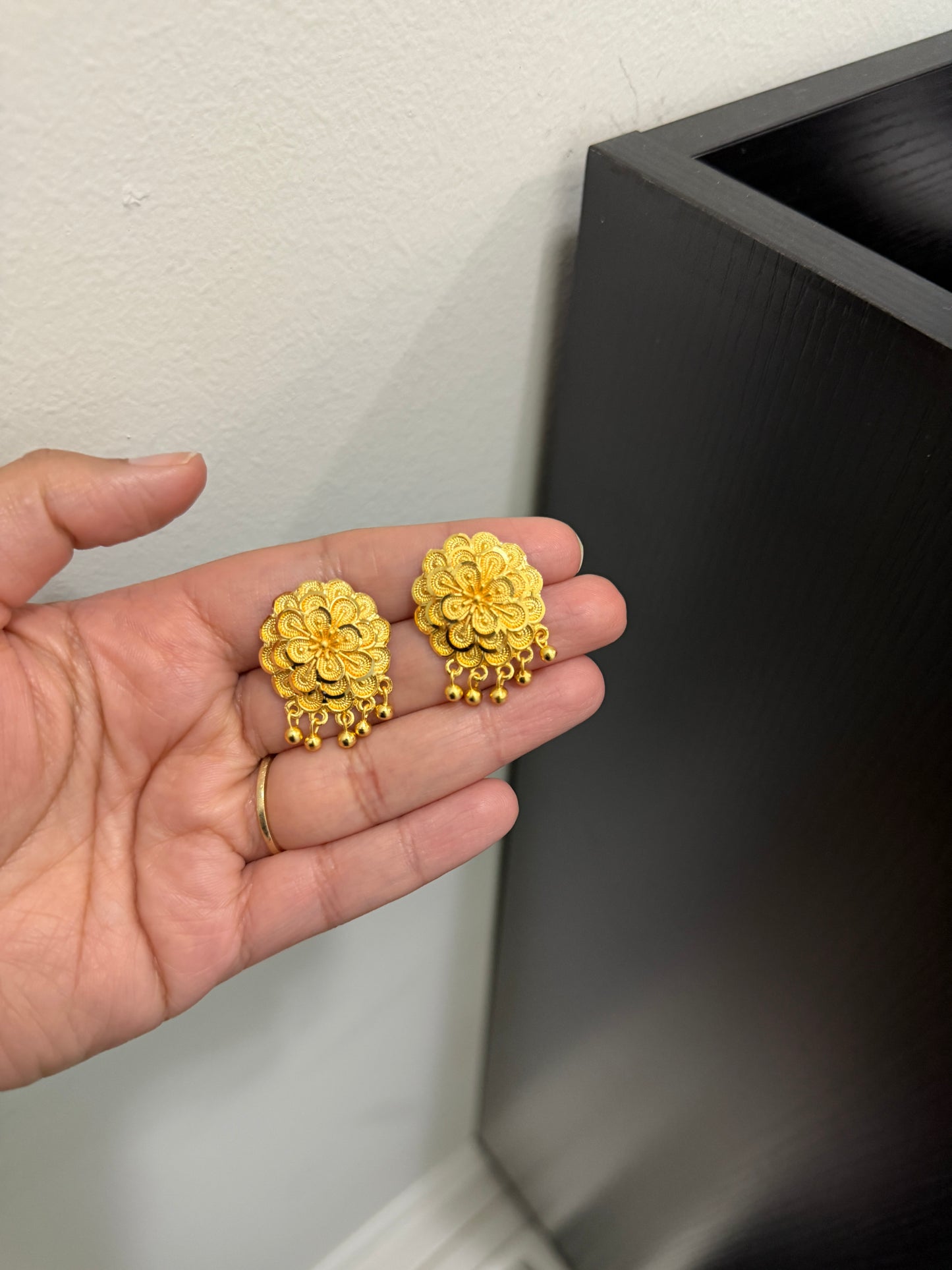 Jasnoor Gold Look Studs